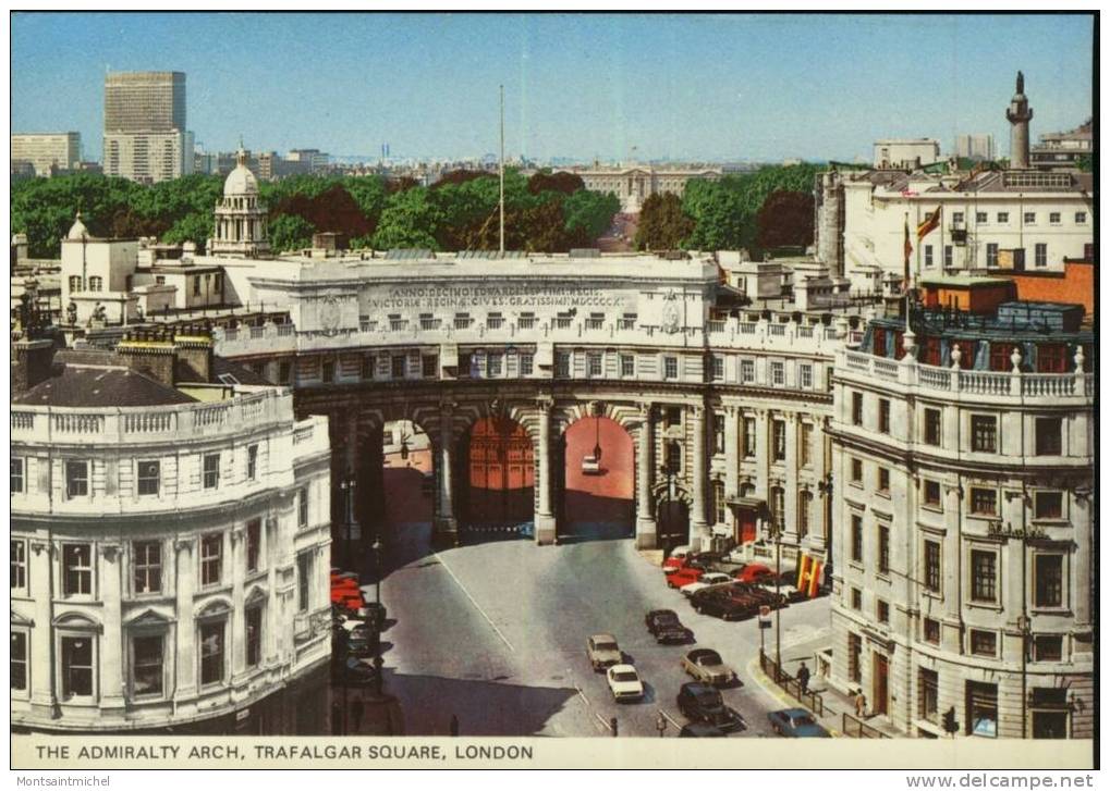 Londres. Royaume Uni. The Admiralty Arch, Trafalgar Square, London. Vieilles Voitures. - Trafalgar Square