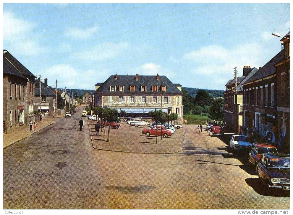 58 - NIEVRE - MONTSAUCHE - LA PLACE -  VOITURE - Montsauche Les Settons