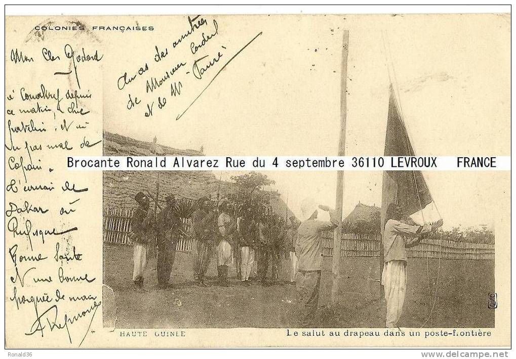 Cp HAUTE GUINEE Le Salut Au Drapeau Dans Un Poste Frontière ( Colonie, Soldats ) Drapeau Français - French Guinea