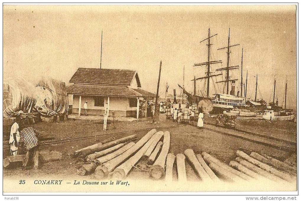 Cp GUINEE FRANCAISE  CONAKRY La Douane Sur Le Warf - Guinée Française