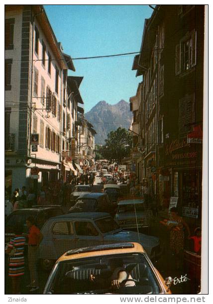 CARTE POSTALE DE GUILLESTRE - LA RUE MAURICE PETSCHE - VOITURE CITROEN AMI 6 - 3 CV - DS - Guillestre