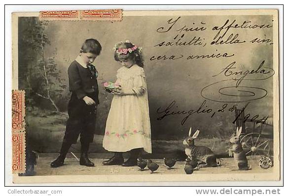 VINTAGE POSTCARD POSTAL CPA  Happy Easter. A Couple Of A Girl And A Boy With Easter Egg, Rabbits And Poulets - Pascua