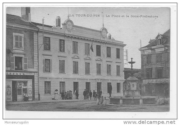 38 )FL) LA TOUR DU PIN, La Place Et La Sous Préfecture, ANIMEE, Coiffeur à Gauche, - La Tour-du-Pin