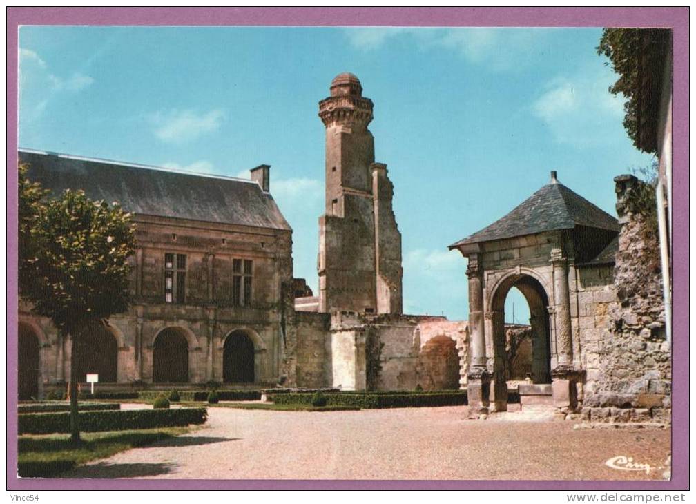 LE GRAND-PRESSIGNY - L'Ancien Château. La Tour Vironne (XVIe S.) Et Le Puits (XIIIe S.) - Carte Non Circulée - Le Grand-Pressigny