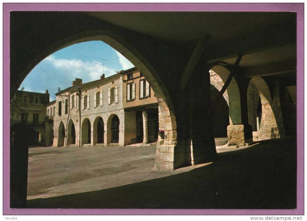 MONFLANQUIN - Place Des Arcades - N° 72/902 - Carte Non Circulée - Monflanquin