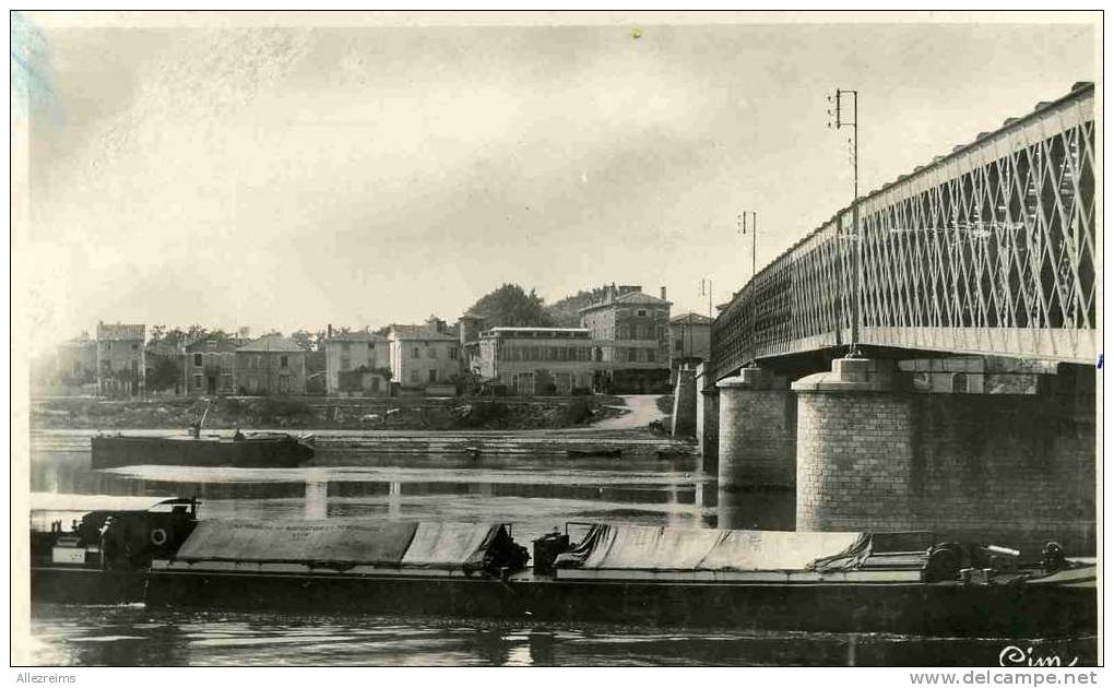 CPSM 69 : BELLEVILLE SUR SAONE     Vue Du Pont Avec Péniche    A VOIR !!!! - Belleville Sur Saone