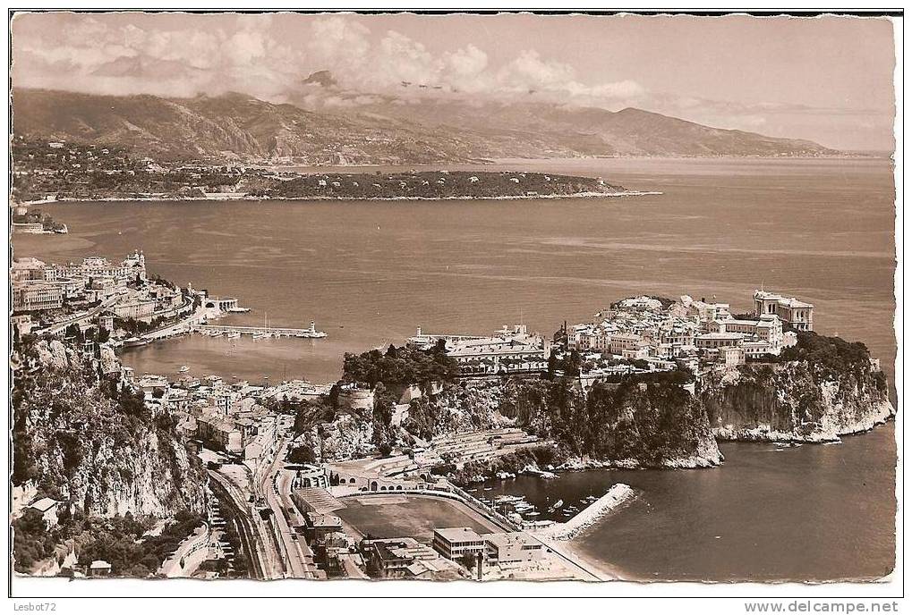 Cpsm De 1953, Principautè De Monaco, Le Rocher, Le Port. Au Fond: Le Cap Martin Et La Côte Italienne - Mehransichten, Panoramakarten