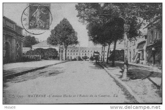 53.MAYENNE.  L'AVENE HOCHE ET L'ENTREE DE LA CASERNE. - Mayenne