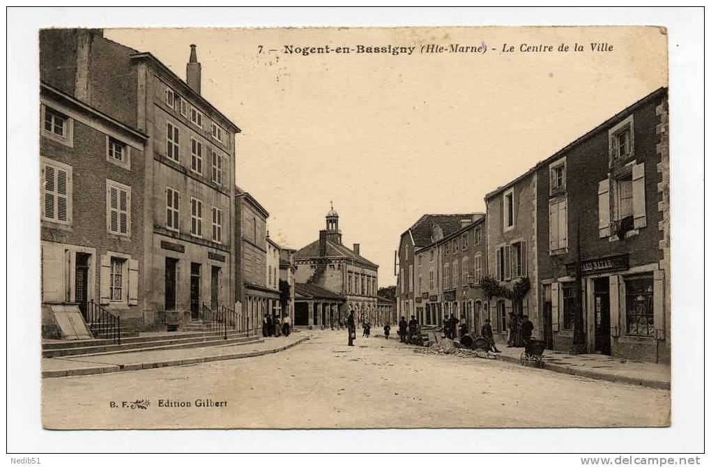 52 *** NOGENT EN BASSIGNY *** LE CENTRE DE LA VILLE *** ANIME ** GRAND BAZAR *** Editions Gilbert ** 1927 *** - Nogent-en-Bassigny