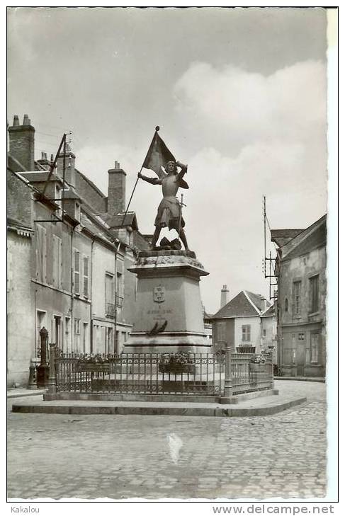 JARGEAU(45):statue De Jeanne D'arc - Jargeau