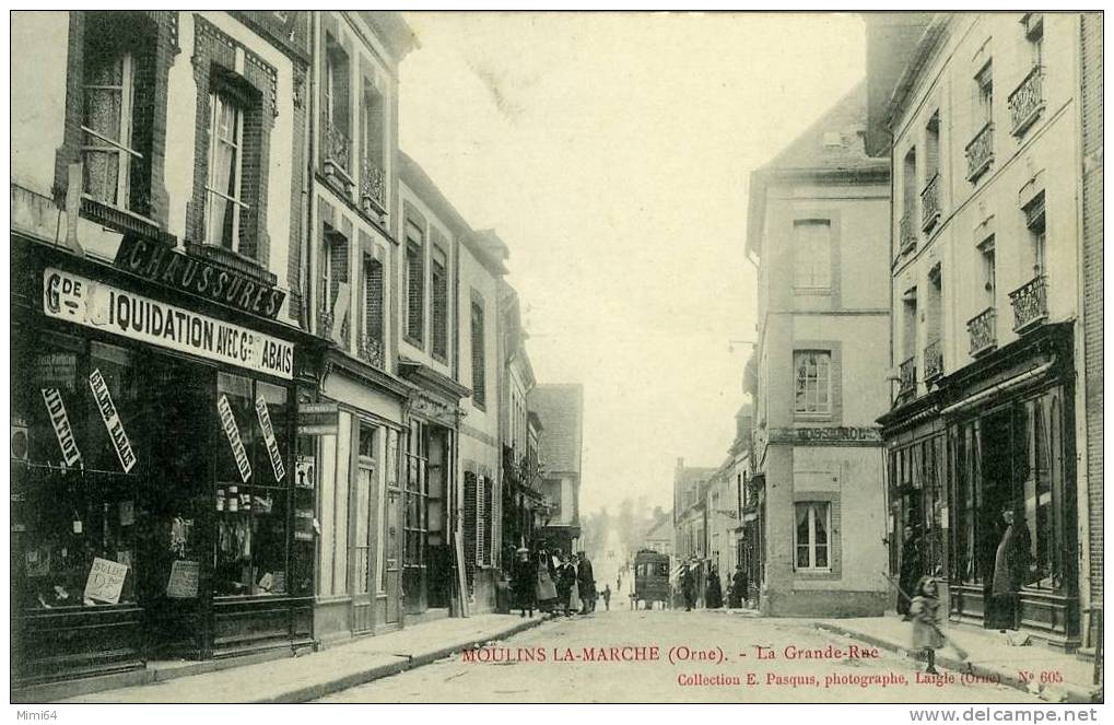 61 . MOULINS LA- MARCHE LA GRANDE- RUE  ,  ET COMMERCES . - Moulins La Marche