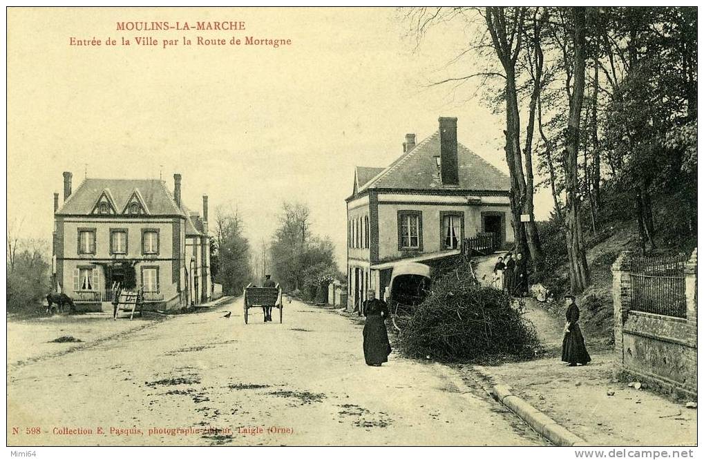 61 . MOULINS LA- MARCHE LA GRANDE- ENTREE DE LA VILLE PAR LA ROUTE DE MORTAGNE . - Moulins La Marche