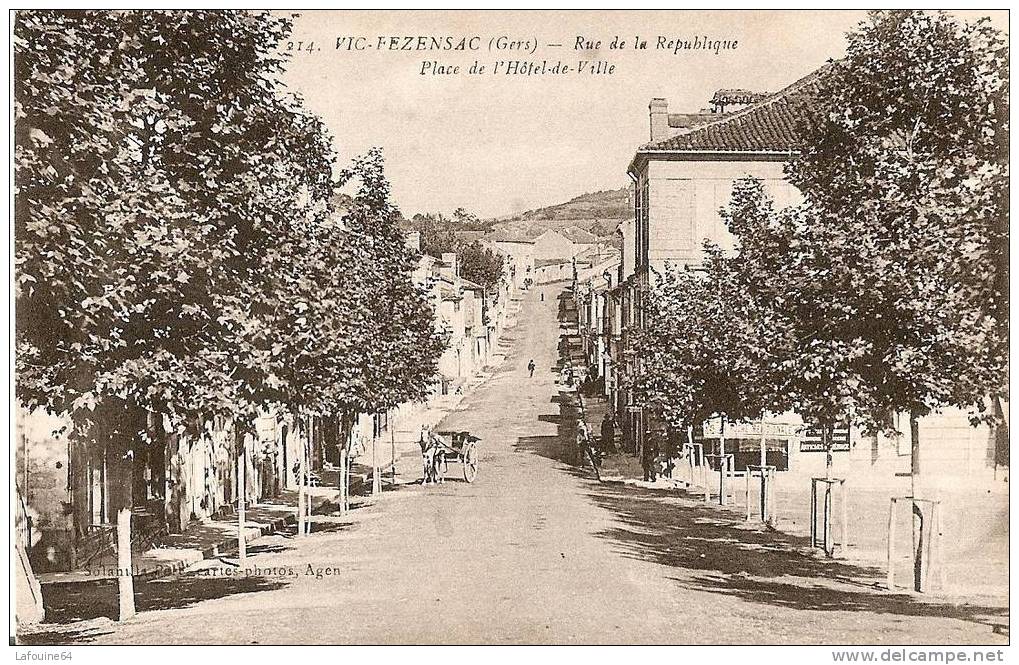 VIC FEZENSAC - Rue De La République & Place Hôtel De Ville - Vic-Fezensac