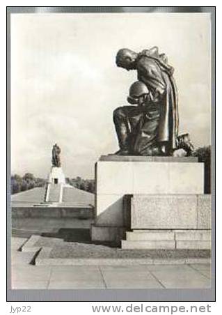 Jolie CP Photo Allemagne Le Mémorial Soviétique - Soviet Monument  Statue - Pas écrite - Treptow