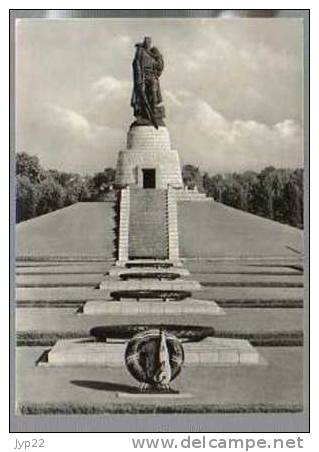Jolie CP Photo Allemagne Le Mémorial Soviétique - Soviet Monument  Russe Statue - Pas écrite - Treptow