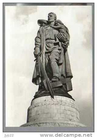 Jolie CP Photo Allemagne Le Mémorial Soviétique - Soviet Monument  Russe Statue - Pas écrite - Treptow