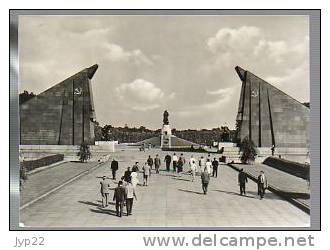 Jolie CP Photo Animée Allemagne Le Mémorial Soviétique - Soviet Monument Russe - Pas écrite - Treptow