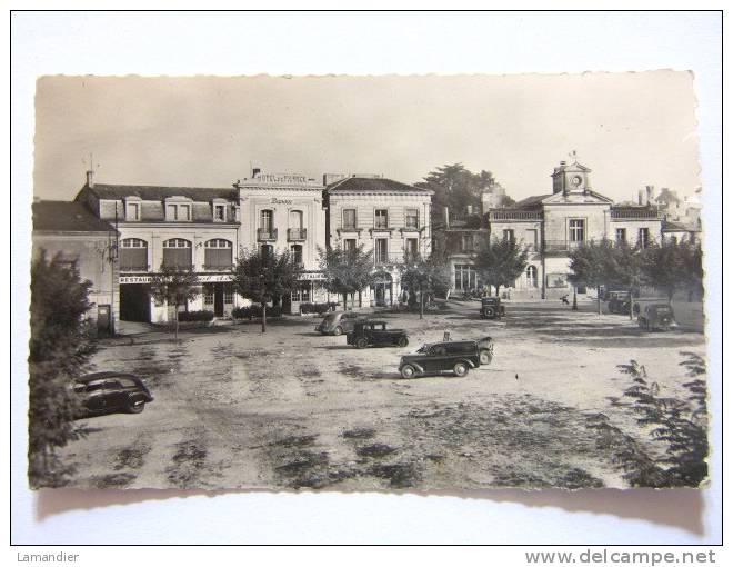 CPA - 86 - MIREBEAU En POITOU - Place De La République - Mirebeau