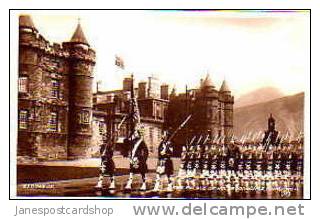 Real Photo PCd.--Scottish Soldiers Parade In Front Of Holyroodhouse  Edinburgh Scotland - Midlothian/ Edinburgh