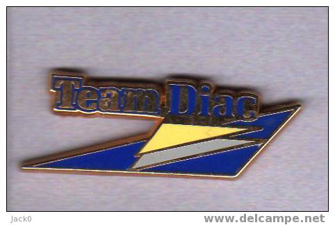 Pin's  Automobiles  RENAULT, TEAM  DIAC  Gris Et Jaune Pâle  Arthus  BERTRAND - Renault