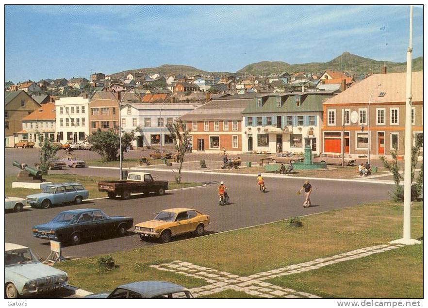 DOM - SAINT PIERRE Et MIQUELON - Sant-Pierre - Place Du Général De Gaulle - Automobiles - Saint-Pierre-et-Miquelon