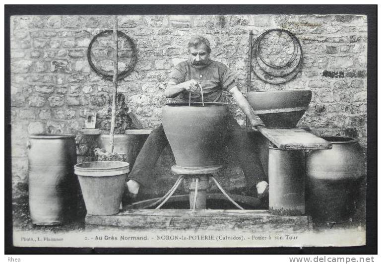 14 Noron-la-Poterie 2 Au Grès Normand NORON-la-POTERIE (calvados) - Potier à Son Tour   D14D  K14035K  C14468C RH015055 - Autres & Non Classés