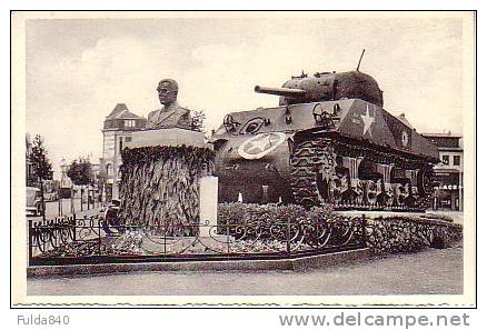 CPA.  BASTOGNE.  Le Tank Et Le Buste Du Générale Mac Auliffe.     (Vers 1955-60) - Bastogne