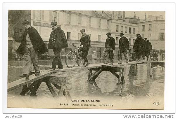 CPA 75.-PARIS.13e.-Passerelle Improvisée, Porte D'Yvry.-CRUE DE LA SEINE.-Inondations.-MOD 240 - District 13