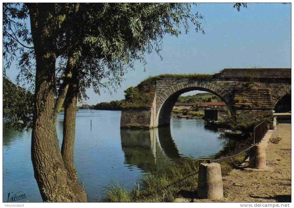 CPSM.  PONT SUR YONNE. LES BORDS DE L'YONNE ET LE VIEUX PONT DU XII EME. ANNEE 70. - Pont Sur Yonne