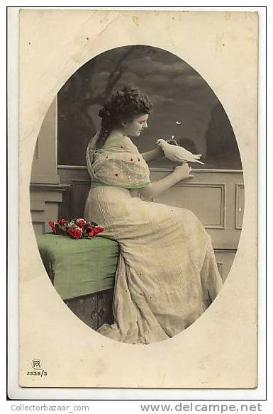 VINTAGE Ca1900 REAL PHOTO WOMAN WITH DOVE FEMME ARTIST POSTCARD RPH - Artistas