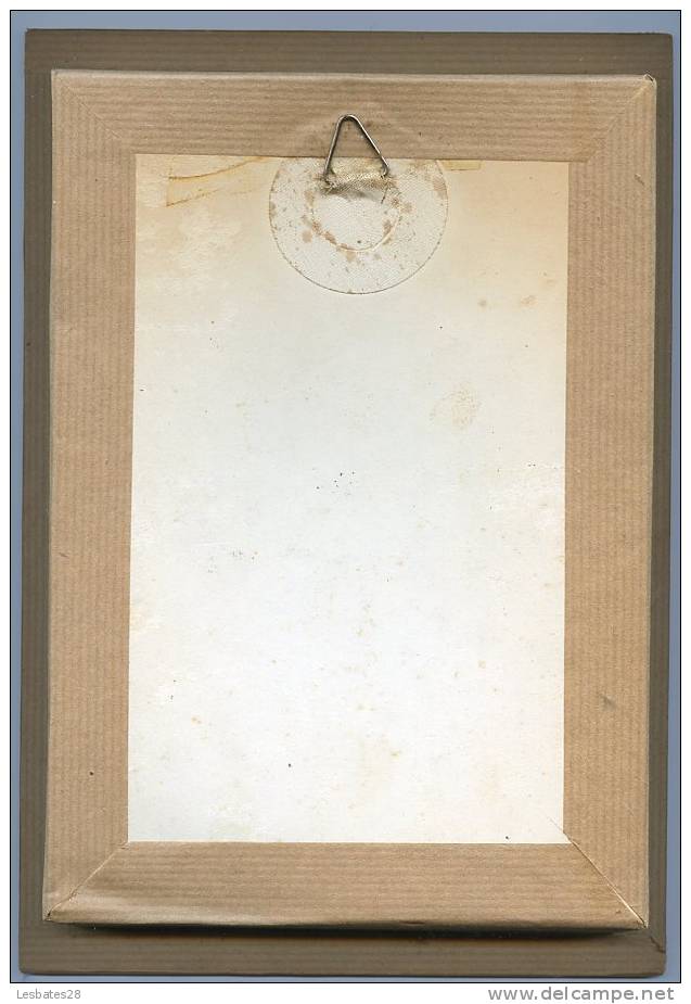 Vitrines.-VIEILLE MODE.-COSTUMES.-DECORATIONS.-OBJET DECORATIF.-CADRES.-SOUS VERRE.-DIV 001 - Dentelles Et Tissus