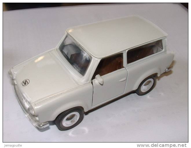 TRABANT 601 KOMBI 1:32 - Beige DDR 1989 - Massstab 1:32