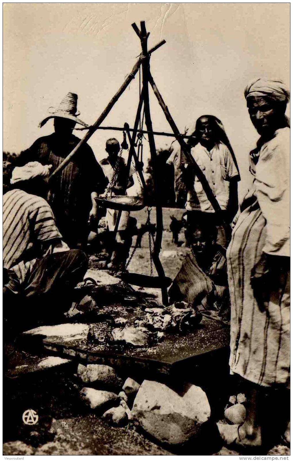 CPA. ANIMEE.D'AFRIQUE DU NORD. LES SOUKS: LA BOUCHERIE. DATEE 1952. MILITAIRE. - Beroepen