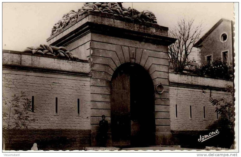 CPA. ANIMEE. MEDEA. LE QUARTIER CAMOU. DENTELLEE ET MILITAIRE. - Médéa