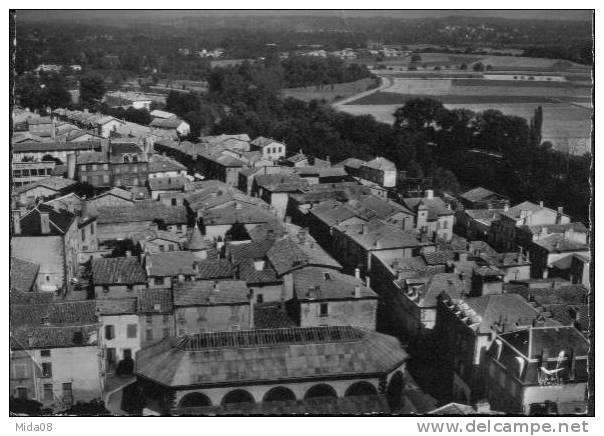 63.MARINGUES.  LA HALLE ET LA GRAND' RUE. - Maringues