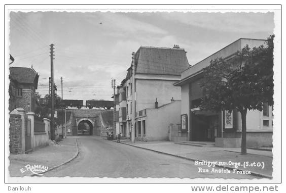 91 / FL/ BRETIGNY SUR ORGE, Rue Anatole France, CPSM 9 X 14 ED Rameau, CIMENA à Droite - Bretigny Sur Orge