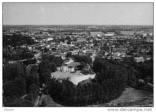 85.MONTAIGU.  VUE GENERALE. L'HOTEL DE VILLE ET LES REMPARTS. Carte Couleur - Montaigu