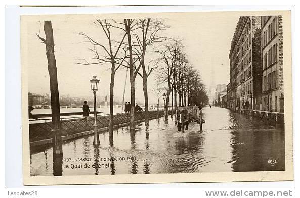 CPA 75.-PARIS.-15e.-Le Quai De Grenelle.-CRUE DE LA SEINE.-Personnages-Inondations 1910.-MOD 154 - Arrondissement: 15