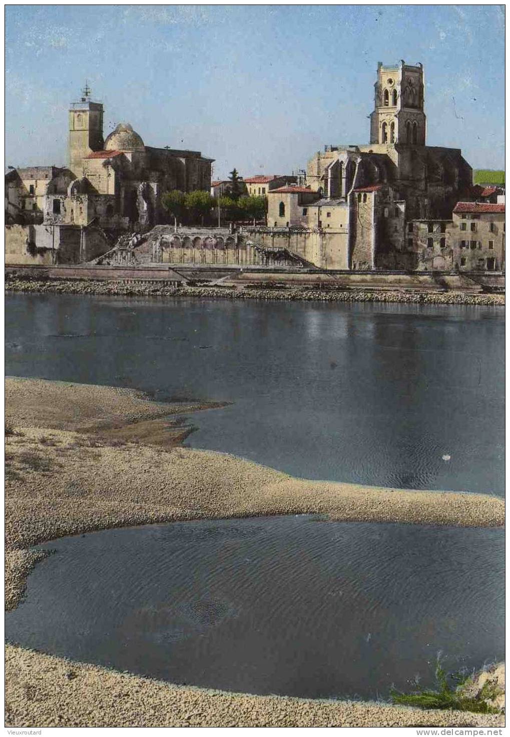 CPSM. PONT SAINT ESPRIT. EGLISE SAINT PIERRE ET EGLISE SAINT SATURNIN. DENTELLEE. - Pont-Saint-Esprit