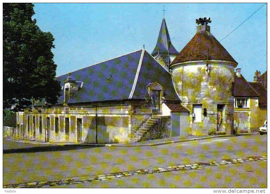Carte Postale 89.  Courson-les-Carrières   La Tour Et La Hall Trés Beau Plan - Courson-les-Carrières