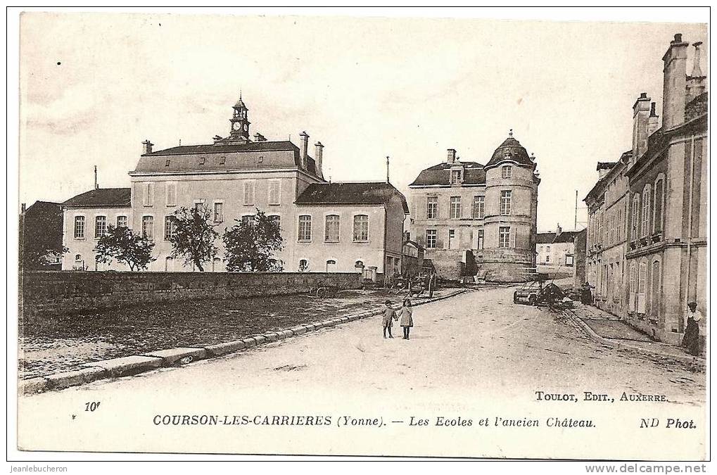 C.P.A    (   COURSON-LES-CARRIERES  " Les écoles Et L´ancien Chateau " Carte Animée-rare - Beau Plan  ) - Courson-les-Carrières