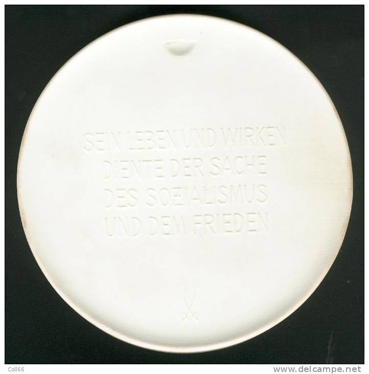 Médaille GM Porcelaine Ernst Thälmann Communiste Anti-Nazi "Die Toten Mahnen" "Nie Wieder Paschismus" Diam 14.3cm RDA - Other & Unclassified