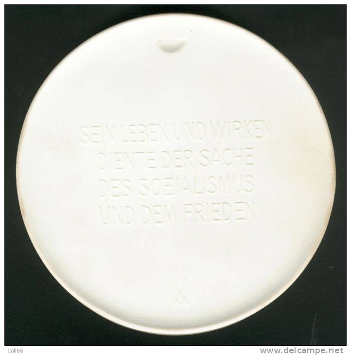 Médaille GM Porcelaine Anti-Nazi "Die Toten Mahnen" "Nie Wieder Paschismus" Des Sozialismus Und Dem Frieden 14.5cm Dia - Autres & Non Classés