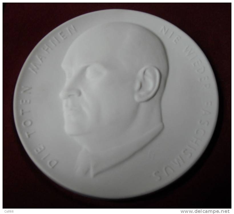 Médaille GM Porcelaine Ernst Thälmann Communiste Anti-Nazi "Die Toten Mahnen" "Nie Wieder Paschismus" Diam 14.3cm RDA - Autres & Non Classés