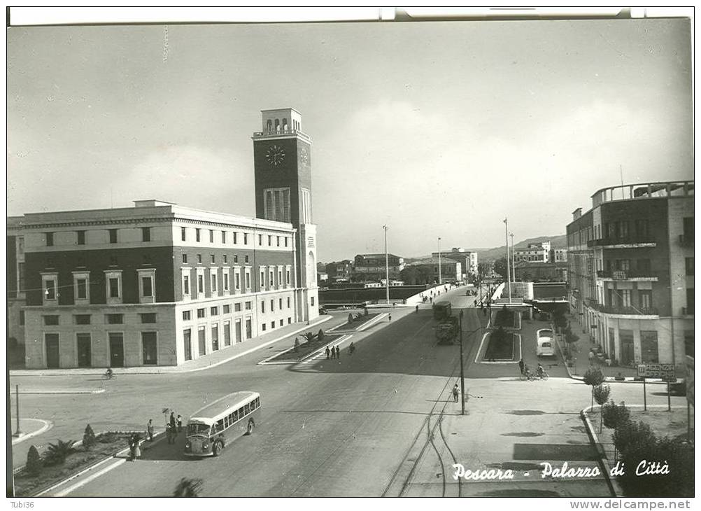 PESCARA -PALAZZO DI CITTA' -B/N VIAGGIATA 1951 -ANIMATA, AUTOBUS E VETTURE D'EPOCA. - Pescara