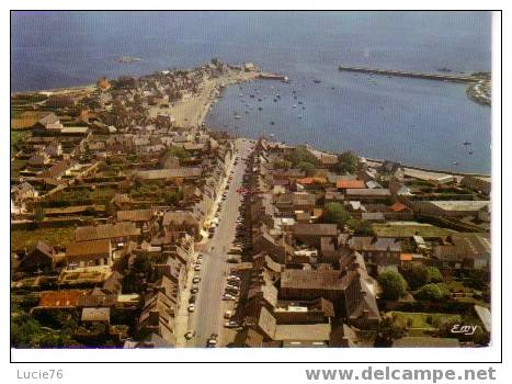 BARFLEUR N° A 4 -  Vue Générale Aérienne - La Rue Saint Thomas Et Le Port - Barfleur