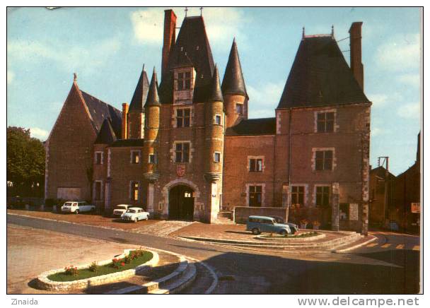 CARTE POSTALE D AUBIGNY-SUR-NERE - L HOTEL DE VILLE - ANCIEN CHATEAU DES STUART - VOITURES CITROEN AMI6 - RENAULT JUVA4 - Aubigny Sur Nere