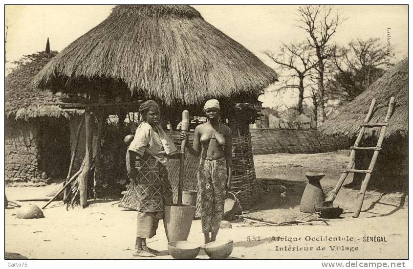 AFRIQUE - Sénégal - Intérieur Village - Femme Nue - Senegal