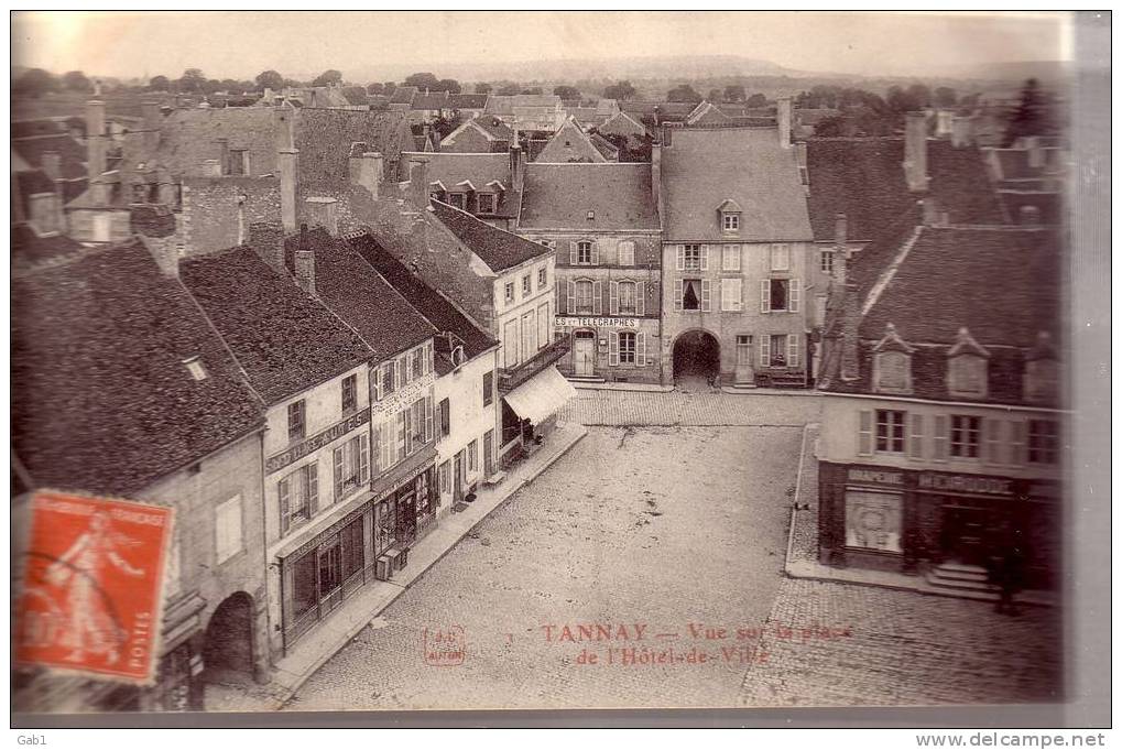 58 --- Tannay --- Vue Sur La Place De L´Hotel - De - Ville - Tannay