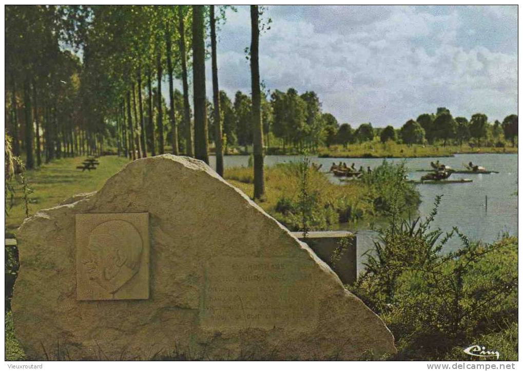 CPSM. AILLY SUR NOYE. MONUMENT EN HOMMAGE AU FONDATEUR DU PLAN D'EAU : WILLIAM. HENRI CLASSEN. - Ailly Sur Noye